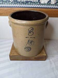 lot 373 image: Vintage Stoneware Crock with Blue Bee Sting Decoration
