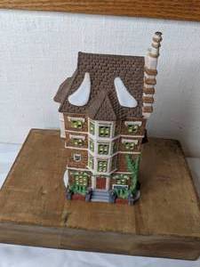 lot 259 image: Heritage Village Collection Dickens Village Series Nephew Freds Flat