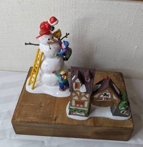 lot 265 image: Department 56 Snow Village Mainstreet Snowman and Dickens Village Series Postern Accesories