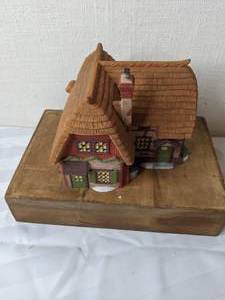 lot 253 image: Heritage Village Collection Dickens Village Series Cobb Cottage