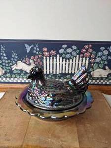 lot 346 image: Vintage Carnival Glass Hen on Nest