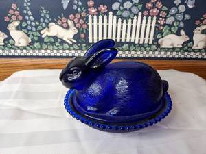 lot 348 image: Vintage Blue Glass Bunny on Nest or Basket