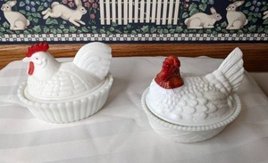 lot 390 image: Pair of 2 Milk-Glass Hen on a Nest