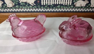 lot 391 image: Pair of Vintage Pink Glass Hen on a Nest and Bunny in a Basket Candy Dishes