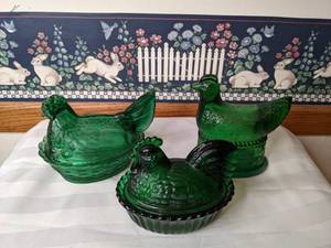 lot 516 image: Three Vintage Green Depression Glass Hen on Nests