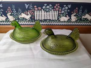 lot 517 image: Two Vintage Green Depression Glass Hen on Nests