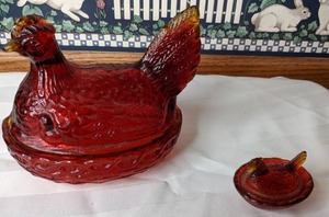 lot 521 image: Two Vintage Depression Glass Hen on Nests - Red & Orange