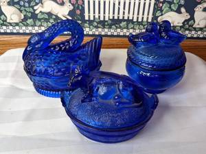 lot 522 image: Three Vintage Blue Depression Glass Covered Bowls Swan, Love Birds, & Calf