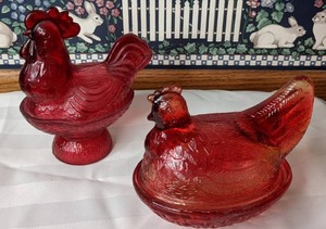 lot 523 image: Vintage Red Depression Glass Hen on Nest & Rooster