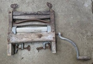 lot 546 image: Antique Clothes Wringer