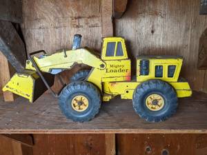 lot 550 image: Vintage Tonka Metal Mighty Loader Toy Truck