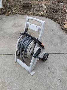 lot 527 image: Suncast Hosemobile Retractable Wheeled Hose Reel Cart