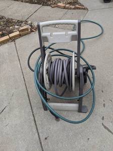 lot 528 image: Suncast Hosemobile Retractable Wheeled Hose Reel Cart