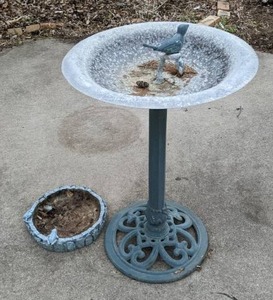 lot 531 image: Garden Decor Beautiful Bird Feeder & Decorative Frog Bowl