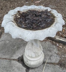 lot 534 image: Garden Decor Bird Bath