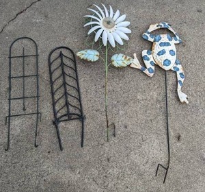 lot 538 image: Garden Decor (2) Trellis, Frog, Flower