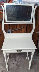 lot 537 image: Antique Vanity w Swivel Mirror