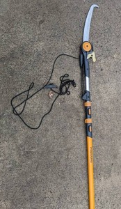 lot 543 image: Fiskars Extendable Pole Saw