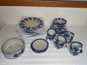lot 481 image: Collection of (32) Pieces of Louisville Stoneware Dishes