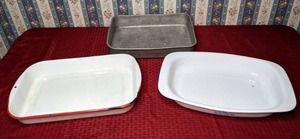 lot 653 image: Lot of 3 Vintage Pans White Enamel Pan with Red Edge, Aluminum Pan, Corningware P-21 Roaster Pan