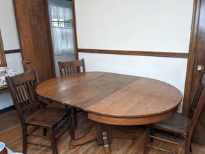 lot 485 image: Solid Wood Table with Leaves and (3) Wood Chairs