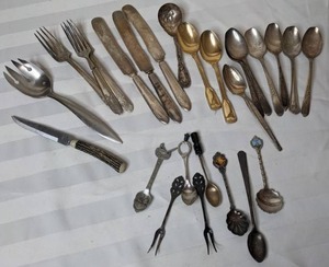 lot 633 image: Variety of 26 Pieces of Vintage Silverware