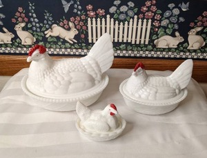 lot 446 image: Vintage Set of 3 White and Red Milk Glass Hen on a Nest Dishes