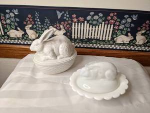 lot 447 image: Pair of Bunny on a Nest White Glass Dishes
