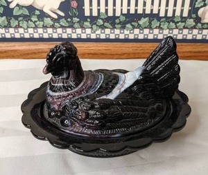 lot 449 image: Vintage Purple and White Slag Glass Hen on a Nest