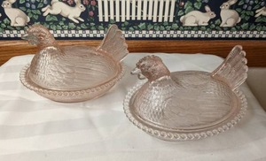 lot 450 image: Pair of Vintage Pink Depression Glass Hen on a Nest Dishes