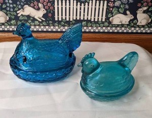 lot 451 image: Pair of Vintage Blue Depression Glass Hen on a Nest Dishes