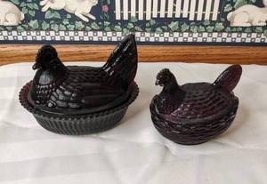 lot 454 image: Pair of Beautiful Vintage Purple Milk Glass Hen on a Nest Dishes