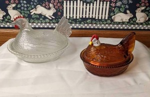 lot 456 image: Vintage Hen on a Nest Clear and Amber Glass Dishes