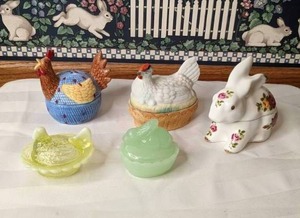 lot 457 image: Assortment of Small Hen on a Nest Dishes and Fine Bone China Rabbit