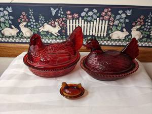 lot 436 image: Three Vintage Red Depression Glass Hen on Nests