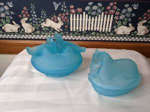 lot 439 image: Vintage Blue Depression Glass Love Bird Doves and Horse on Nest