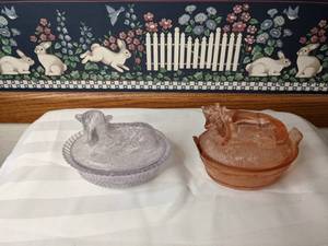 lot 440 image: Vintage Depression Glass Lamb and Cow on Nests