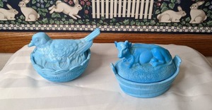 lot 441 image: Vintage Blue Slag Glass Bird on Nest and Cow on Nest Dishes