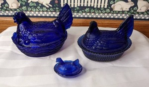 lot 444 image: Vintage Set of 3 Cobalt Blue Glass Hen on a Nest Dishes