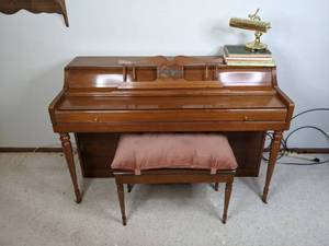 lot 10 image: Vintage Wurlitzer Upright Piano with Bench