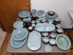 lot 6 image: Huge Collection of Vintage Redwing Pottery Village Green Tableware