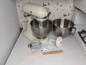 lot 475 image: KitchenAid 4.5 Quart Stand Mixer (White) with Attachments