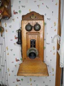 lot 4 image: Charming Antique Wall Mounted Hand Crank Telephone