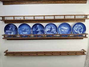 lot 462 image: Set of (6) Vintage Royal Copenhagen Christmas Plates and Display Shelf