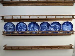 lot 464 image: Set of (6) Vintage Royal Copenhagen Christmas Plates and Display Shelf