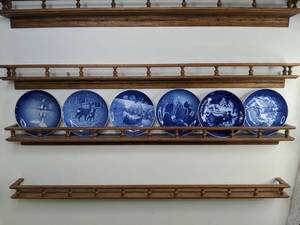 lot 465 image: Set of (6) Vintage Royal Copenhagen Christmas Plates and Display Shelf