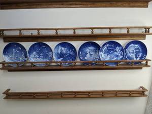 lot 466 image: Set of (6) Vintage Royal Copenhagen Christmas Plates and Display Shelf