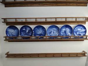 lot 467 image: Set of (6) Vintage Royal Copenhagen Christmas Plates and Display Shelf