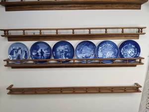 lot 468 image: Set of (6) Vintage Royal Copenhagen and Porsgrund Christmas Plates and Display Shelf