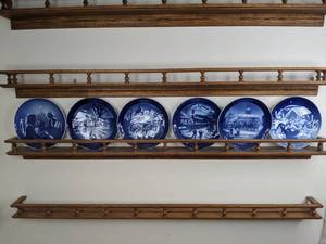 lot 469 image: Set of (6) Vintage Royal Copenhagen Christmas Plates and Display Shelf